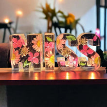 Afbeelding in Gallery-weergave laden, Bloemen hars nachtlampje