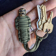 Afbeelding in Gallery-weergave laden, Paracord Sleutelhanger Mummie Messing Schedel