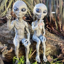 Afbeelding in Gallery-weergave laden, Alien Garden Statue