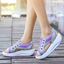 Afbeelding in Gallery-weergave laden, Muffin-sandalen met uitgesneden veters en contrasterende panelen
