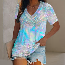 Afbeelding in Gallery-weergave laden, T-shirt met V-hals en veelkleurige print