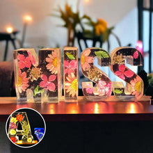 Afbeelding in Gallery-weergave laden, Bloemen hars nachtlampje