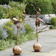 Afbeelding in Gallery-weergave laden, Charmant dansend tuinmeisje