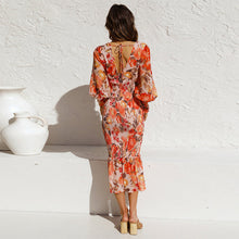 Afbeelding in Gallery-weergave laden, Jurk met elastische taille en lange mouwen, V-hals en print met ruches