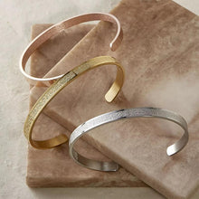 Afbeelding in Gallery-weergave laden, Carved bracelet