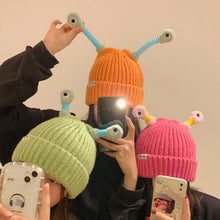 Afbeelding in Gallery-weergave laden, 🐸Winter ouder-kind schattige gloeiende kleine monster gebreide muts