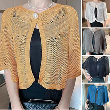 Afbeelding in Gallery-weergave laden, Holle sjaal met parel knoop