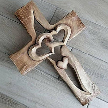 Afbeelding in Gallery-weergave laden, Gesneden houten kruis met elkaar verweven harten
