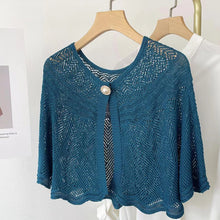 Afbeelding in Gallery-weergave laden, Holle sjaal met parel knoop
