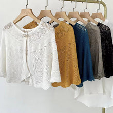 Afbeelding in Gallery-weergave laden, Holle sjaal met parel knoop