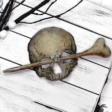 Afbeelding in Gallery-weergave laden, Death Moth/Skull Hair Pin Stick Slide met Faux Bone