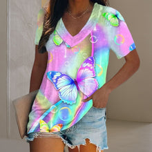 Afbeelding in Gallery-weergave laden, T-shirt met V-hals en veelkleurige print
