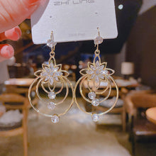 Afbeelding in Gallery-weergave laden, Crystal Lotus Drie Hoepel Oorbellen