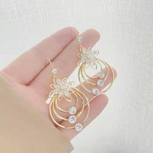 Afbeelding in Gallery-weergave laden, Crystal Lotus Drie Hoepel Oorbellen