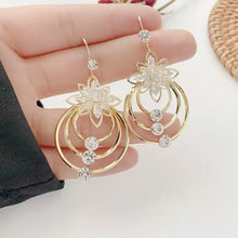 Afbeelding in Gallery-weergave laden, Crystal Lotus Drie Hoepel Oorbellen