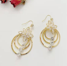 Afbeelding in Gallery-weergave laden, Crystal Lotus Drie Hoepel Oorbellen
