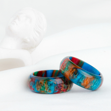 Afbeelding in Gallery-weergave laden, Ring van ingelegde hars met regenboogdiamanten