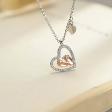 Afbeelding in Gallery-weergave laden, Baby Voeten Hart Hanger Ketting