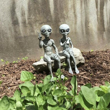 Afbeelding in Gallery-weergave laden, Alien Garden Statue