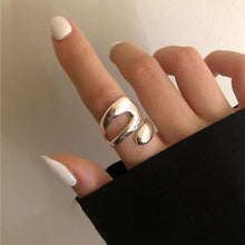 Afbeelding in Gallery-weergave laden, Drop Hoop Ring