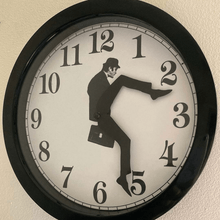 Afbeelding in Gallery-weergave laden, Finebay™ Ministry of Silly Walks Clock