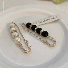 Afbeelding in Gallery-weergave laden, Fancy strass parels veiligheidsspeld broche