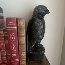 Afbeelding in Gallery-weergave laden, Valk standbeeld decoratie