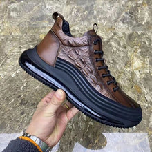 Afbeelding in Gallery-weergave laden, Sneakers met krokodillen print van koeien huid