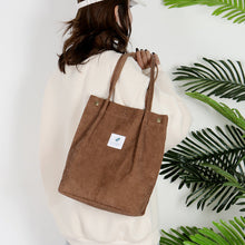 Afbeelding in Gallery-weergave laden, Corduroy draagtas met letterpatch