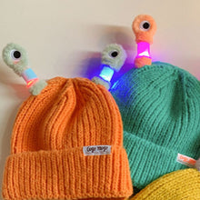 Afbeelding in Gallery-weergave laden, 🐸Winter ouder-kind schattige gloeiende kleine monster gebreide muts