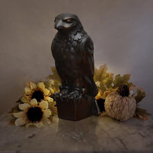 Afbeelding in Gallery-weergave laden, Valk standbeeld decoratie