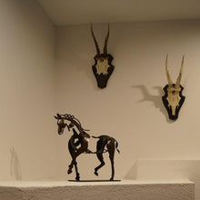 Afbeelding in Gallery-weergave laden, Paardensculptuur 'Adonis'
