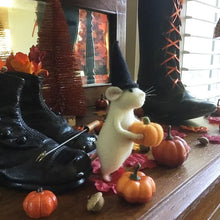 Afbeelding in Gallery-weergave laden, Felt Mouse and Pumpkin Ornament