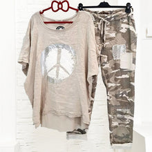 Afbeelding in Gallery-weergave laden, Voorverkoop-Tweedelig camouflagepak voor dames met vredesteken