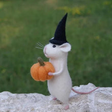 Afbeelding in Gallery-weergave laden, Felt Mouse and Pumpkin Ornament