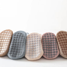 Afbeelding in Gallery-weergave laden, Warme sokken voor schattige baby's met antislipkussen