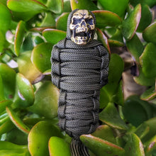 Afbeelding in Gallery-weergave laden, Paracord Sleutelhanger Mummie Messing Schedel