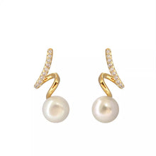 Afbeelding in Gallery-weergave laden, Zilveren naald gedraaide diamanten pareloorbellen
