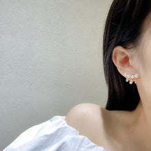 Afbeelding in Gallery-weergave laden, Gebogen parel kwast korte oorbellen