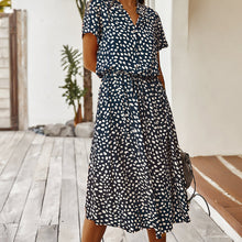 Afbeelding in Gallery-weergave laden, V-neck polka dot dress
