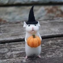 Afbeelding in Gallery-weergave laden, Felt Mouse and Pumpkin Ornament
