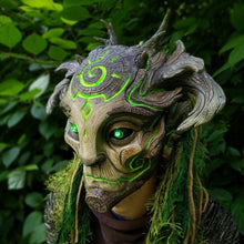 Afbeelding in Gallery-weergave laden, Forest Spirit Mask Halloween-Masker Met Groene Lichtogen
