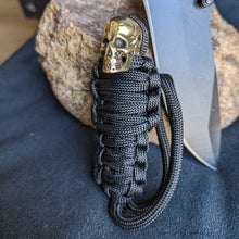 Afbeelding in Gallery-weergave laden, Paracord Sleutelhanger Mummie Messing Schedel

