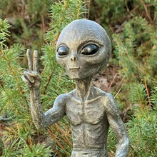 Afbeelding in Gallery-weergave laden, Alien Garden Statue
