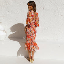 Afbeelding in Gallery-weergave laden, Jurk met elastische taille en lange mouwen, V-hals en print met ruches
