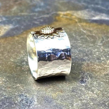 Afbeelding in Gallery-weergave laden, Golden Sunflower Wide Band Silver Ring
