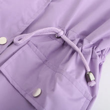 Afbeelding in Gallery-weergave laden, Waterdichte halflange trenchcoat met trekkoord in de taille
