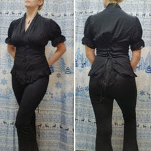 Afbeelding in Gallery-weergave laden, V-hals blouse met veters en korte mouwen
