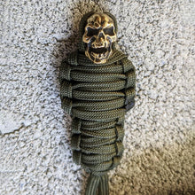 Afbeelding in Gallery-weergave laden, Paracord Sleutelhanger Mummie Messing Schedel
