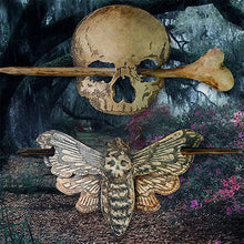 Afbeelding in Gallery-weergave laden, Death Moth/Skull Hair Pin Stick Slide met Faux Bone
